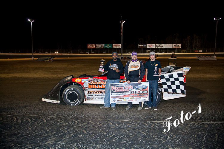 Riley Hickman and crew celebrating their $10,000 victory. (Foto-1.net photo)